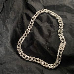 Sliver withglistening rhinestones n links can be taken out to make it smaller‼️